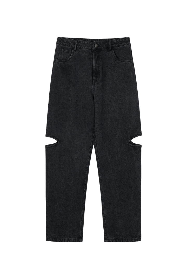 Produktaufnahme: Vorderansicht schwarze Jeans mit Cut-Out Details aus der Welcome Blakk Collection