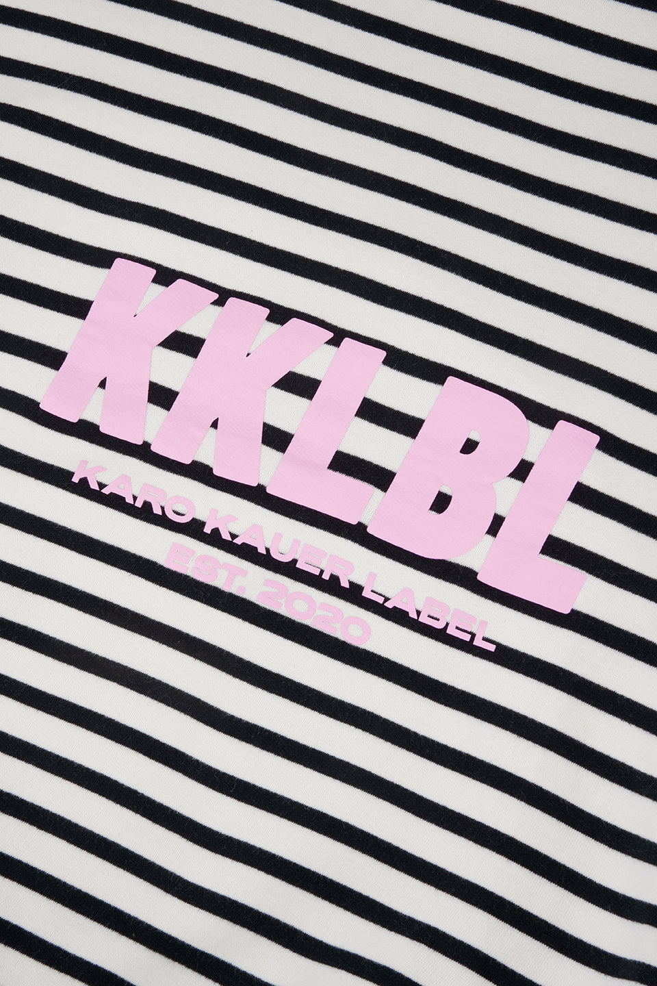Hoodie Striped, Detailfreisteller pinker 3D-Print auf schwarz-weißem Streifenstoff, Oversized Fit