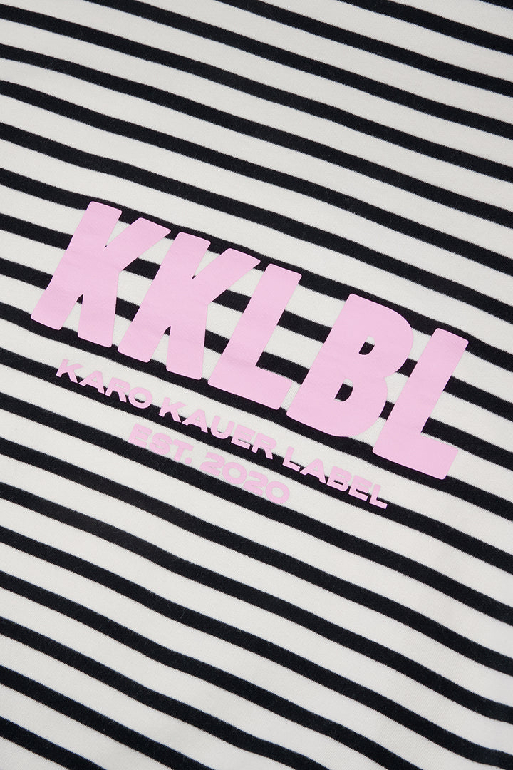 Hoodie Striped, Detailfreisteller pinker 3D-Print auf schwarz-weißem Streifenstoff, Oversized Fit