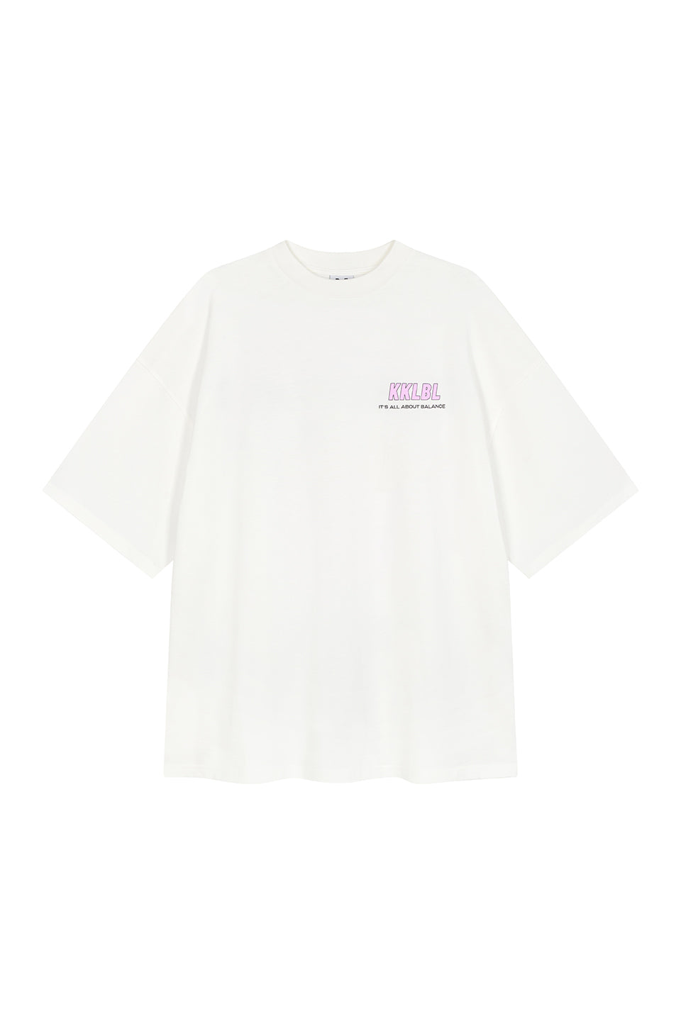 T-Shirt Fries Freisteller, Vorderansicht, weißes Oversized-Shirt, kleiner Print vorne, Oversized-Schnitt