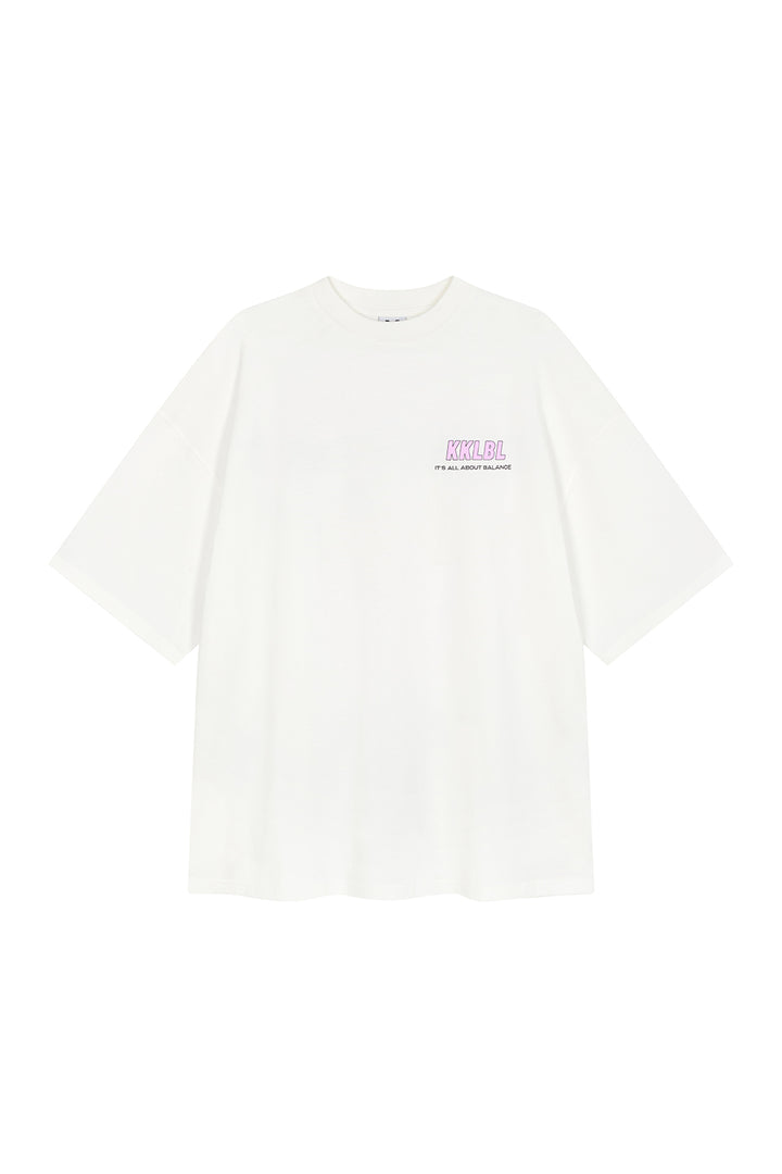 T-Shirt Fries Freisteller, Vorderansicht, weißes Oversized-Shirt, kleiner Print vorne, Oversized-Schnitt