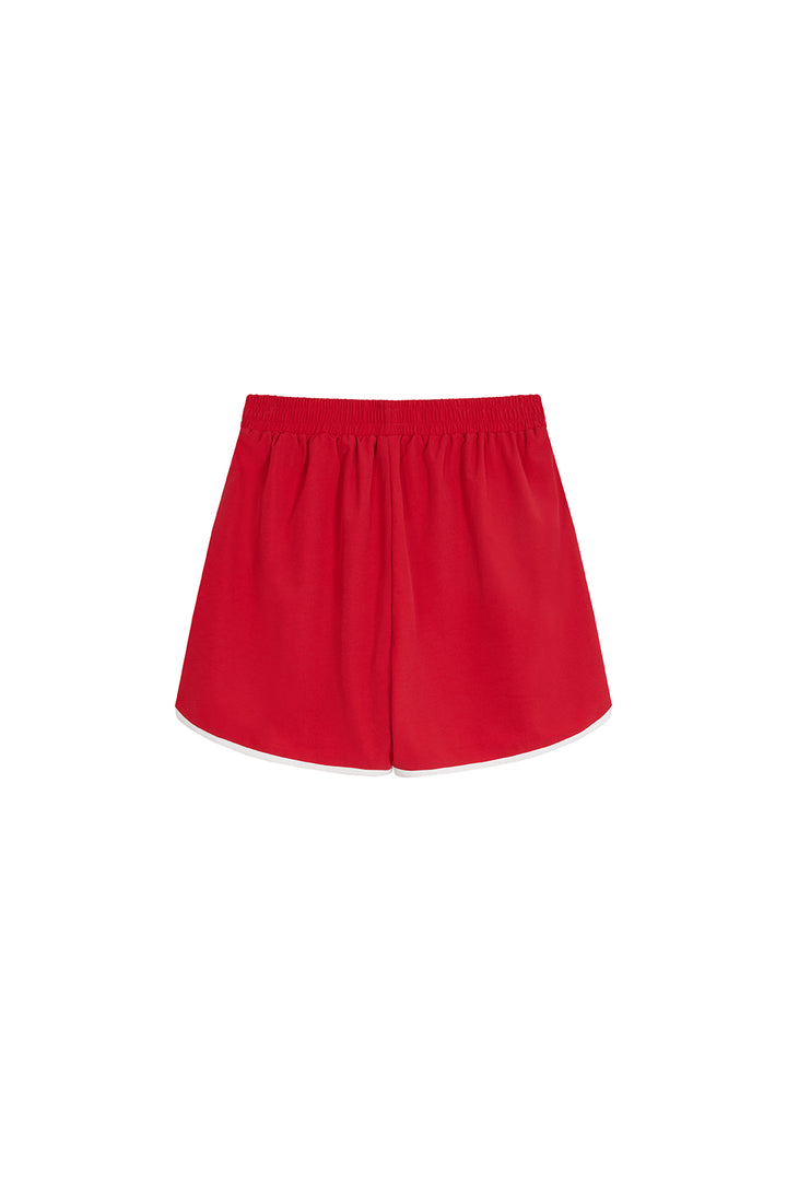 Track Shorts Red Freisteller, Rückenansicht, rote Retro-Shorts mit weißem Kontrastrand, sportiver Look