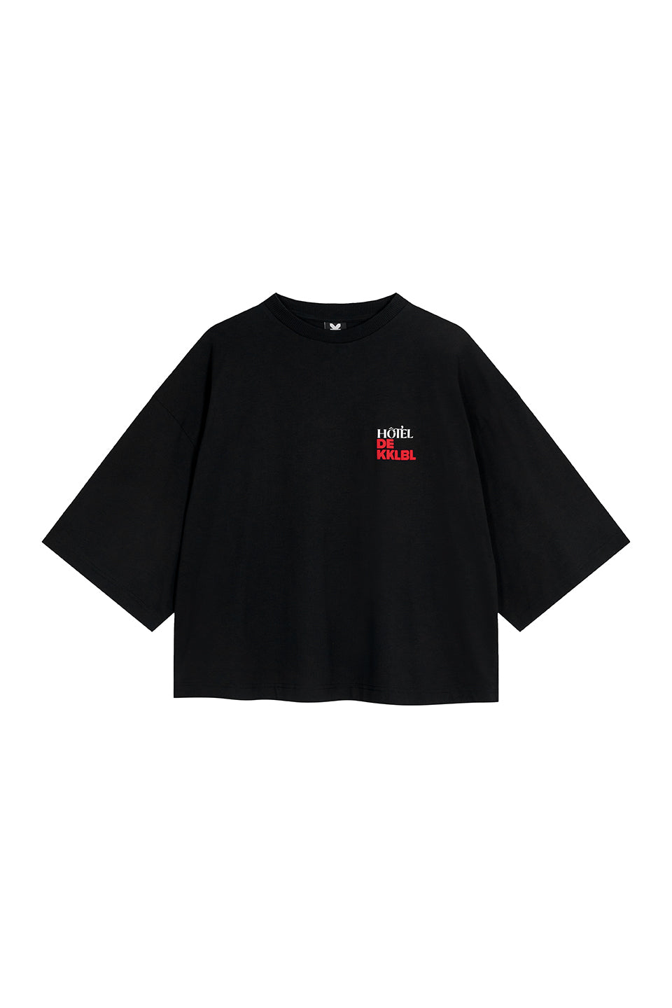 T-Shirt Cropped Vacation Freisteller, Vorderansicht, schwarzes Cropped-Shirt, kleiner Hotel de KKLBL Print