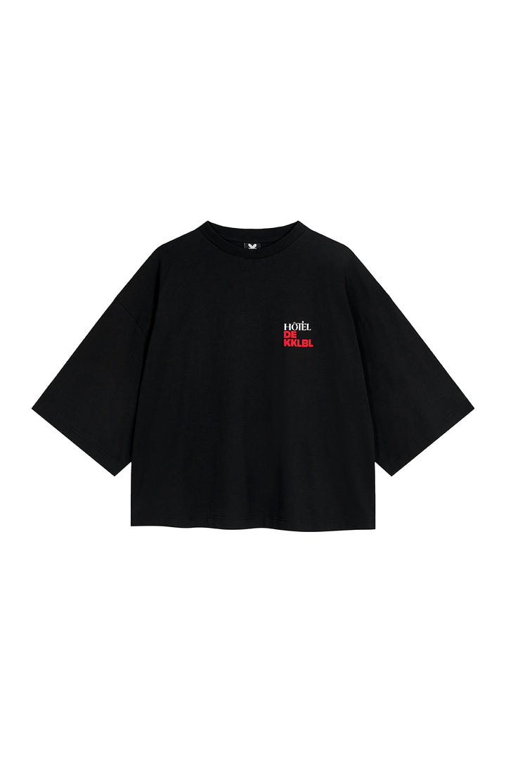 T-Shirt Cropped Vacation Freisteller, Vorderansicht, schwarzes Cropped-Shirt, kleiner Hotel de KKLBL Print