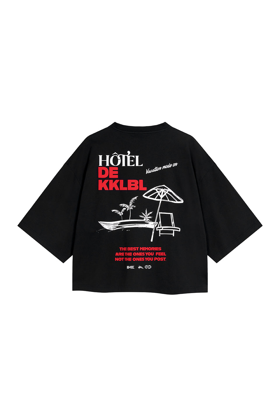 T-Shirt Cropped Vacation Freisteller, Rückenansicht, schwarzes Shirt, großer Hotel de KKLBL Statement-Print
