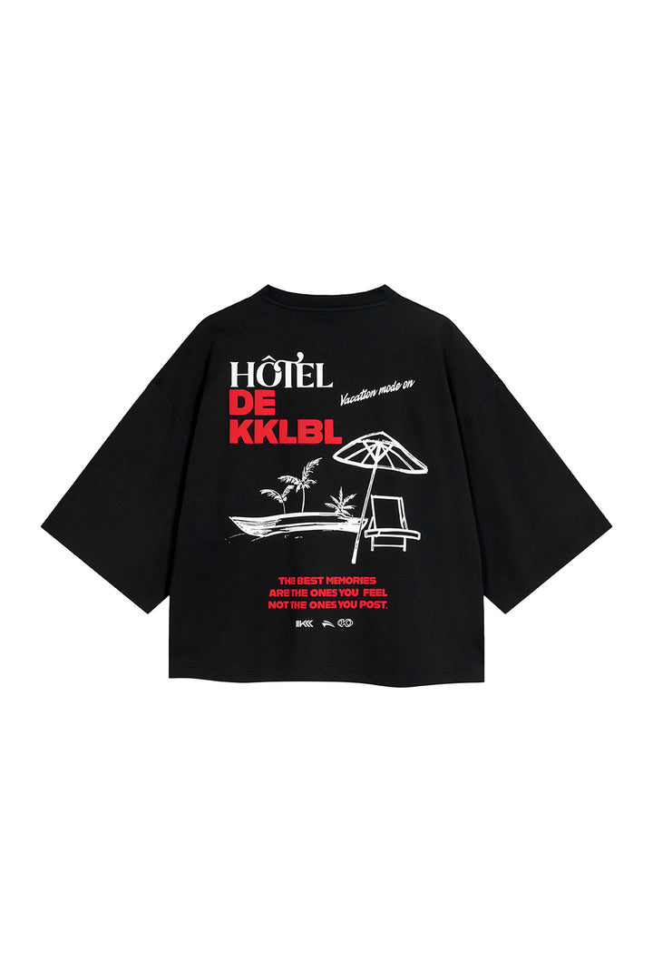 T-Shirt Cropped Vacation Freisteller, Rückenansicht, schwarzes Shirt, großer Hotel de KKLBL Statement-Print