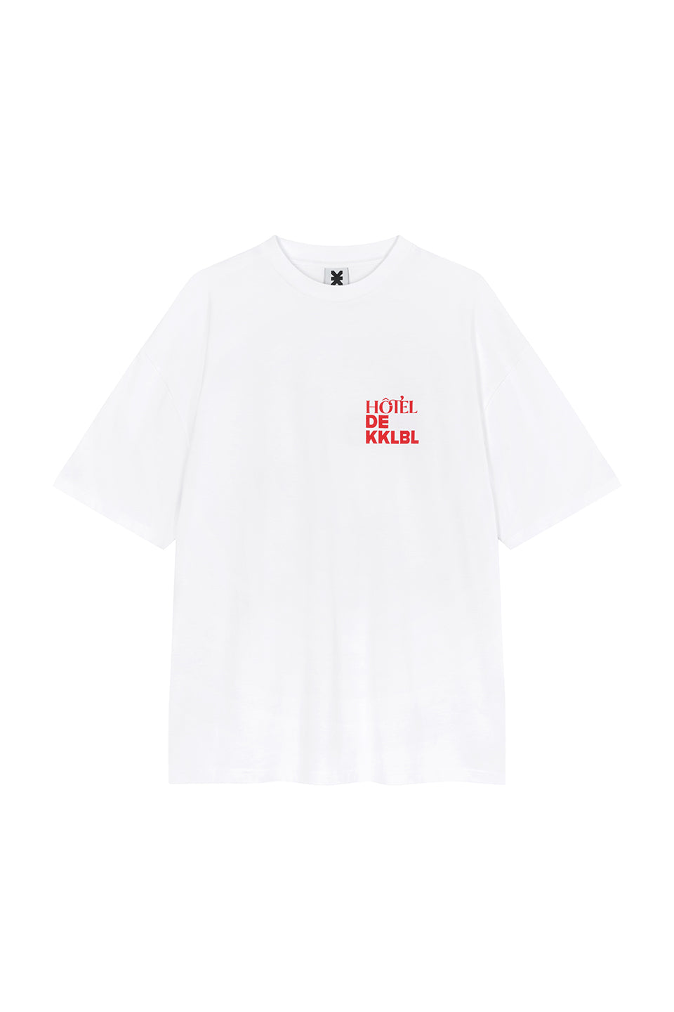 T-Shirt Vacation Freisteller, Vorderansicht, weißes Shirt, kleiner roter Hotel de KKLBL Print, Oversized