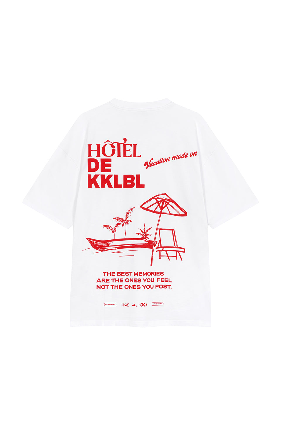 T-Shirt Vacation Freisteller, Rückenansicht, weißes Shirt, großer roter Hotel de KKLBL Statement-Print