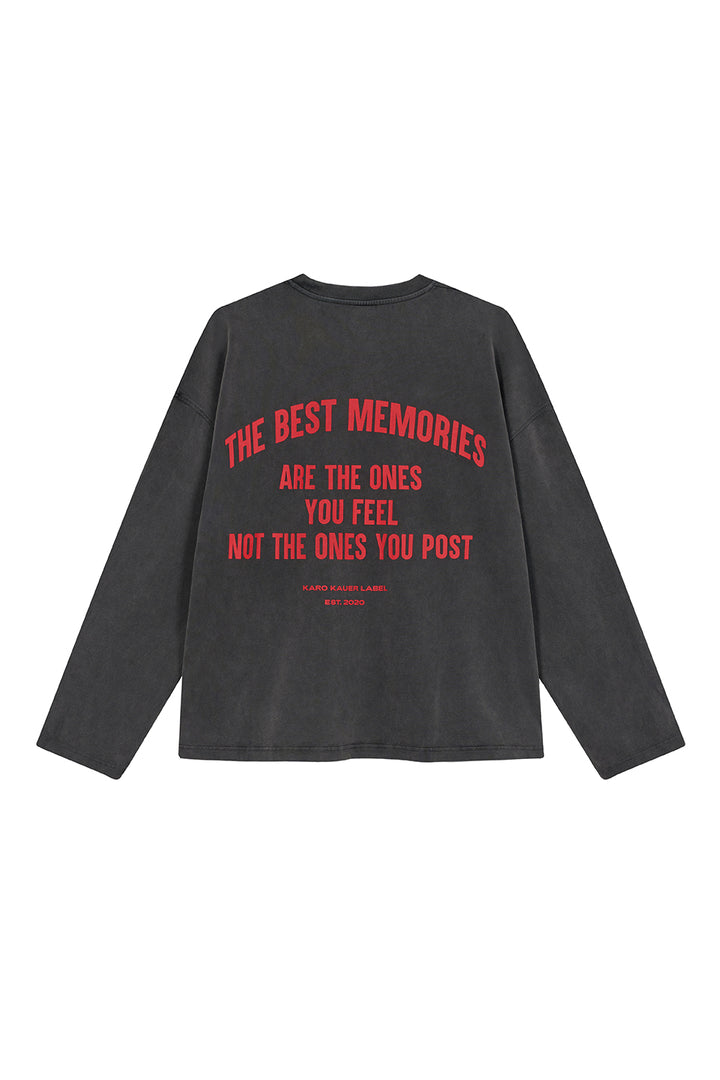 Longsleeve Memories Freisteller, Rückenansicht, schwarze Waschung, großer roter Statement-Print auf Rücken
