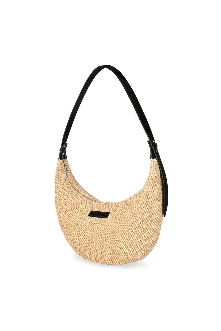 Moon Bag Crochet Freisteller, Seitenansicht, Halbmond-Form mit schwarzem verstellbarem Tragegurt