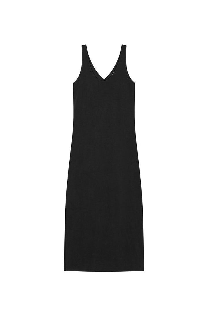 Loose Dress Black Freisteller, Vorderansicht, langes schwarzes Maxikleid, tiefer Ausschnitt, Träger