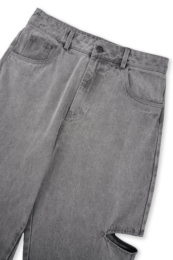 Vorderansicht: Graue Jeans mit Cut-Out Details an den Knien aus The Tour 25 Collection