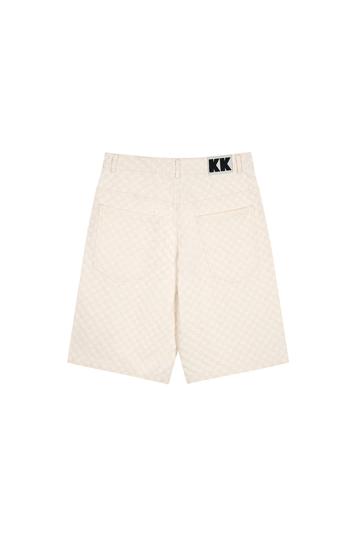 Rückansicht: Beige gemusterte Shorts mit schwarzem KK Logo-Patch aus The Tour 25 Collection