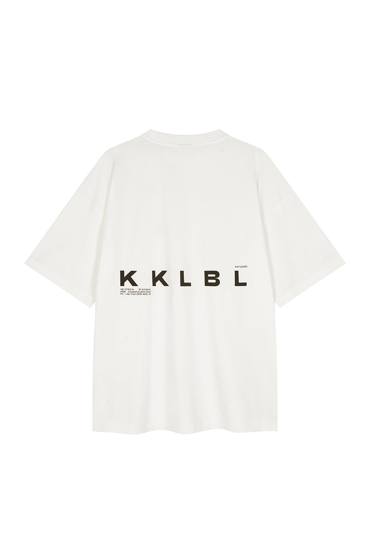 Core T-Shirt Offwhite, Freisteller Rückenansicht, großer KKLBL-Rückenprint, gerade geschnitten und oversized