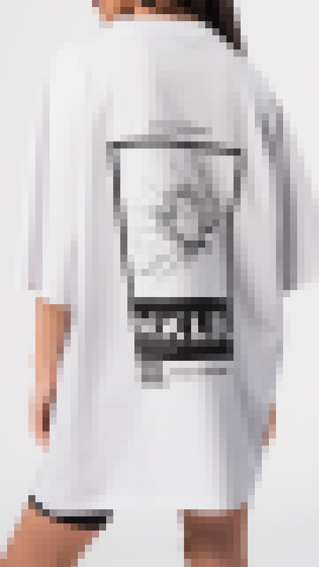 Frau im weißen Oversized T-Shirt mit 'Limited Edition' KKLBL Blumen-Print, Rückansicht