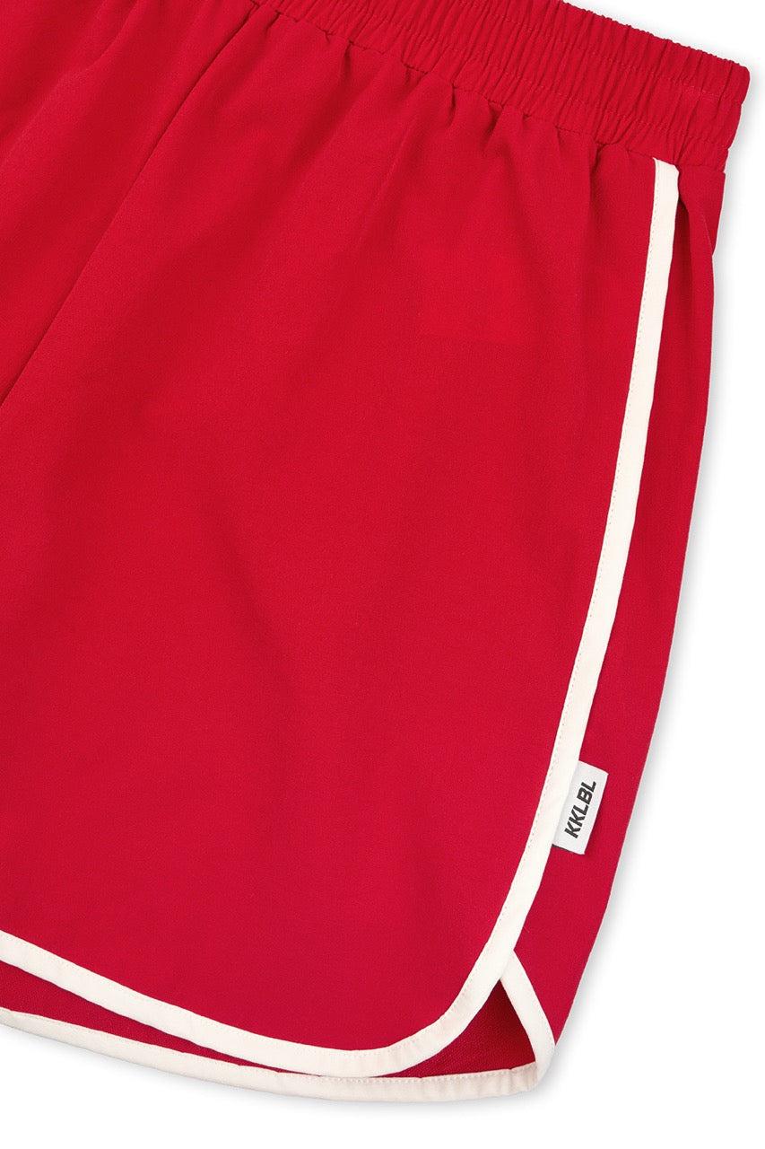 Track Shorts Red, Detailfreisteller weißer Kontrastrand mit Weblabel an der Seite, roter Stoff
