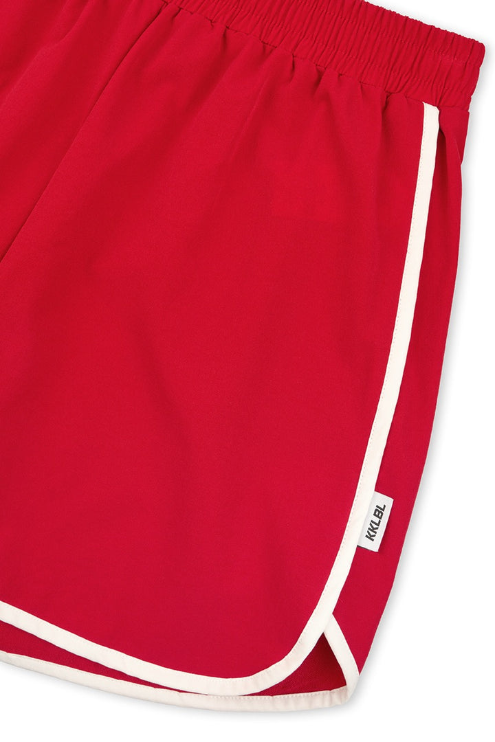 Track Shorts Red, Detailfreisteller weißer Kontrastrand mit Weblabel an der Seite, roter Stoff