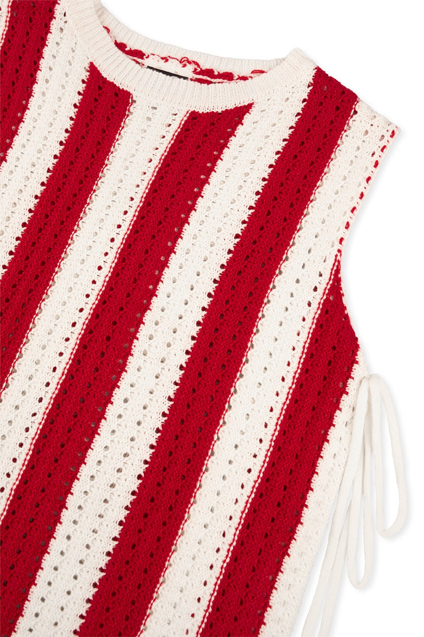 Knit Vest Striped Red, Detailfreisteller Strickstruktur, rot-weiß Streifenoptik mit Weblabel unter Kragennaht