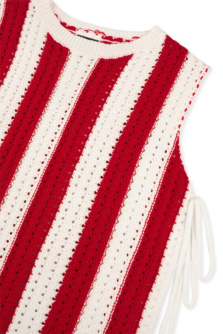 Knit Vest Striped Red, Detailfreisteller Strickstruktur, rot-weiß Streifenoptik mit Weblabel unter Kragennaht