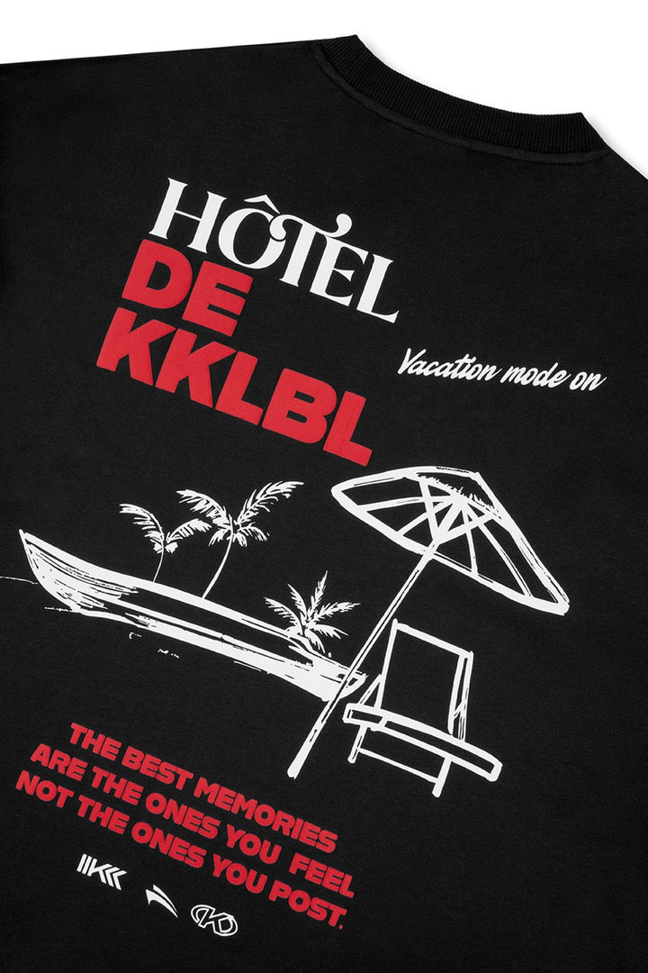 T-Shirt Cropped Vacation, Detailfreisteller großer Hotel de KKLBL Print in Rot-Weiß auf Schwarz