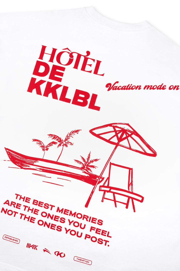 T-Shirt Vacation, Detailfreisteller großer Hotel de KKLBL Print in Rot mit Illustration auf Weiß
