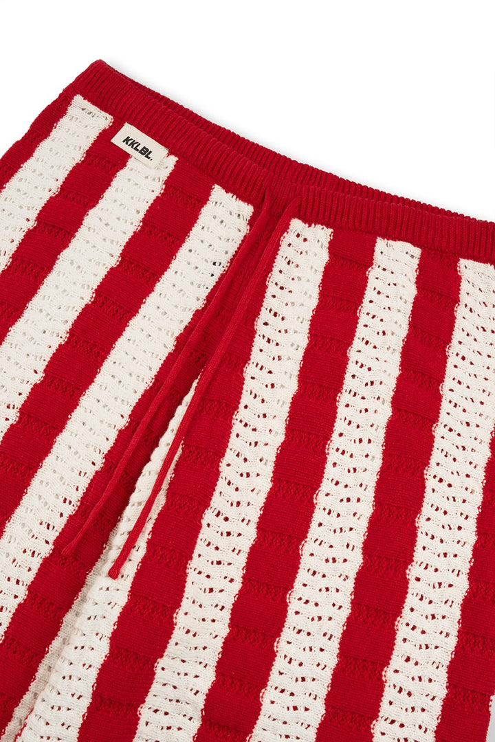 Knit Pants Striped Red, Detailaufnahme Strickstruktur mit rot-weißem Streifenmuster und Lochstrick
