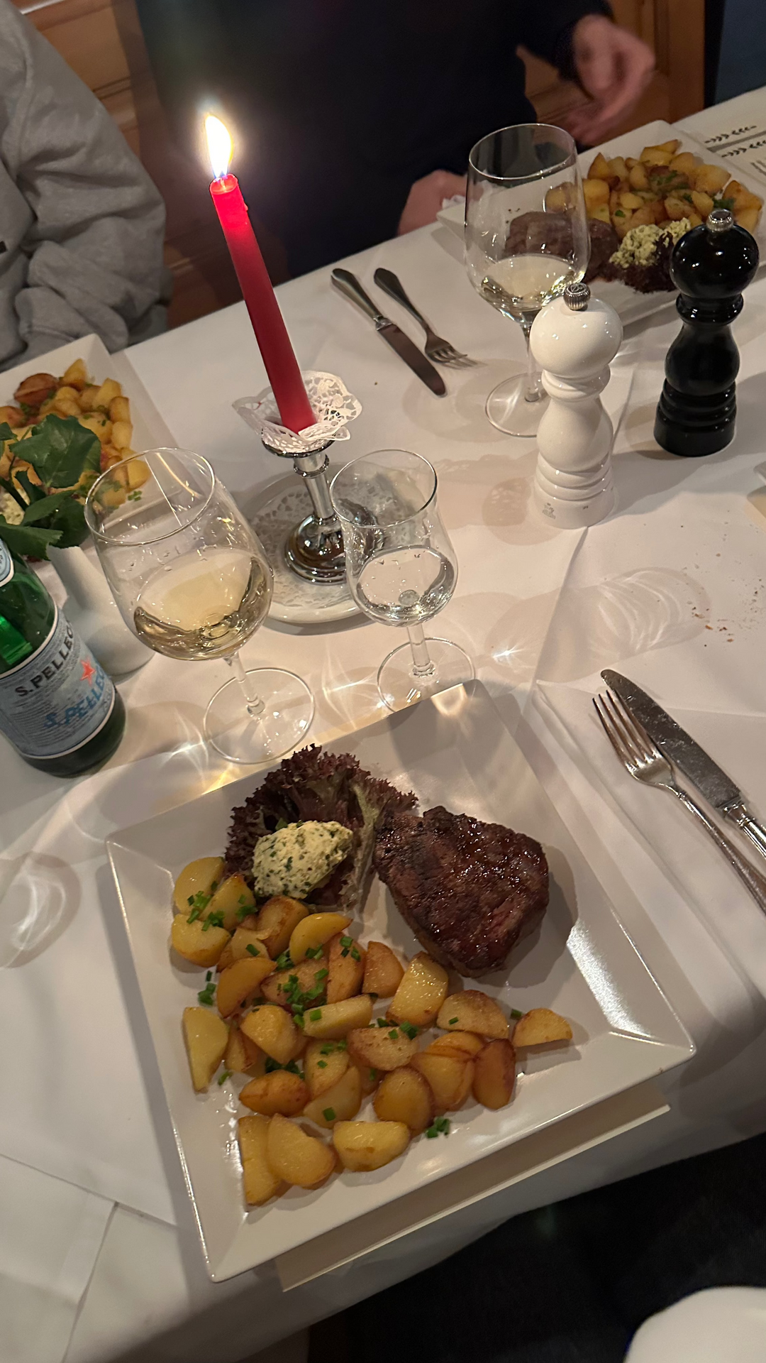 Essen Aufnahme: Wein mit Fleisch und Kartoffel 
