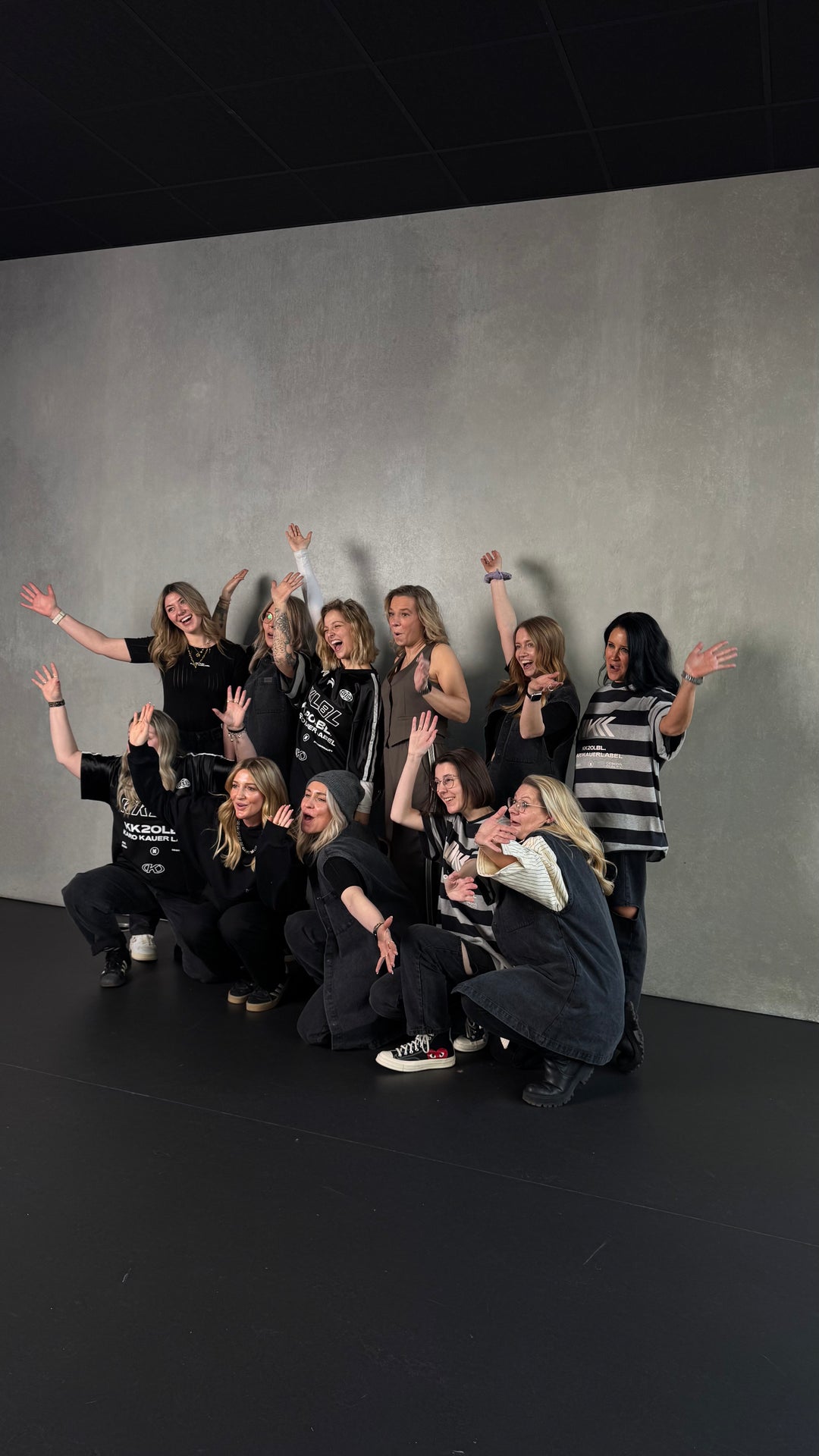 Gruppenaufnahme: Frauen in schwarzen KKLBL Jersey T-Shirts, gemeinsame Pose aus UNFILTERED