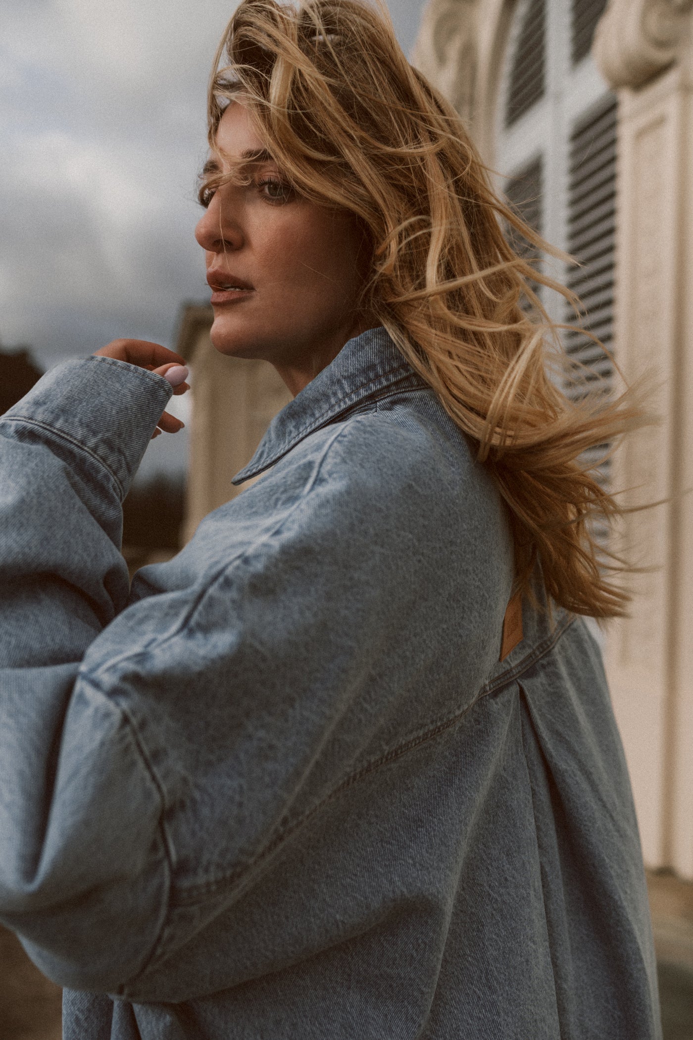 Frau im blauen Denim Overshirt Blue, seitliche Pose aus Out of the Blue Collection