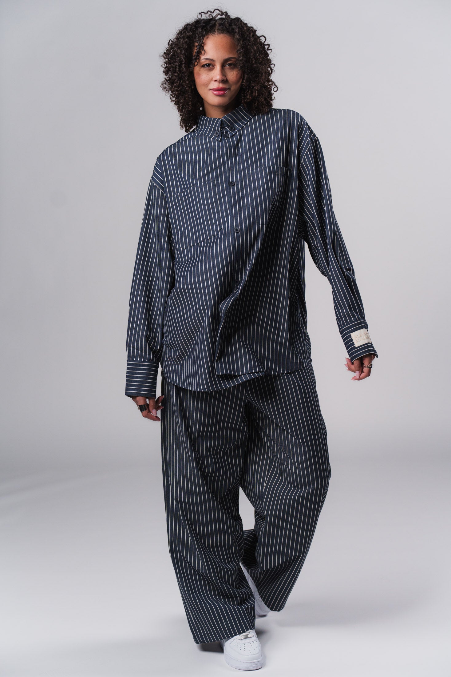 Ganzkörper: Frau in navy gestreifter Woven Blouse Striped Navy, Frontalansicht Ansicht