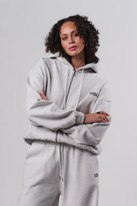 Frau im hellgrauen Zipped Hoodie Light Grey mit KARO KAUER Label, Frontalansicht
