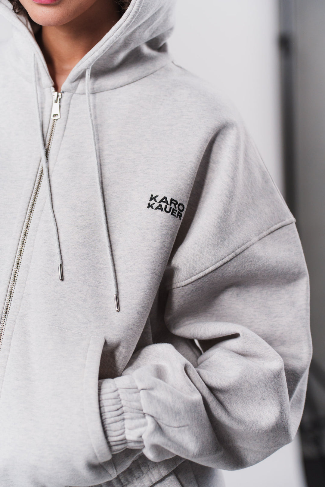 Frau im hellgrauen Zipped Hoodie Light Grey, Frontalansicht aus Out of the Blue Collection
