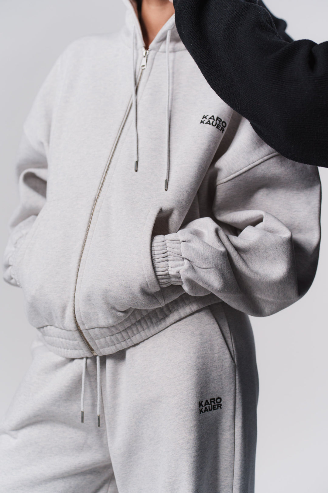 Frau im hellgrauen Zipped Hoodie Light Grey, Frontalansicht aus Out of the Blue Collection