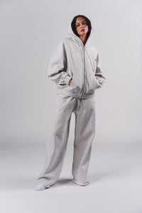 Ganzkörper: Frau in hellgrauen Wide Leg Jogger Pants Light Grey aus Out of the Blue Collection