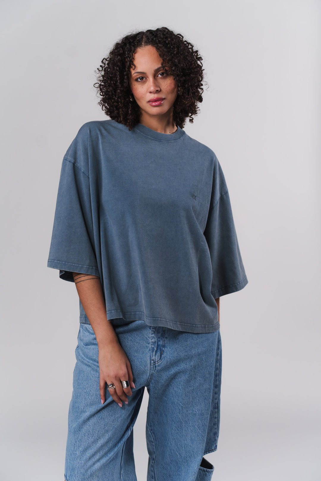 Frau im navy blauen T-Shirt Cropped Navy Blue aus Out of the Blue Collection, Frontalansicht