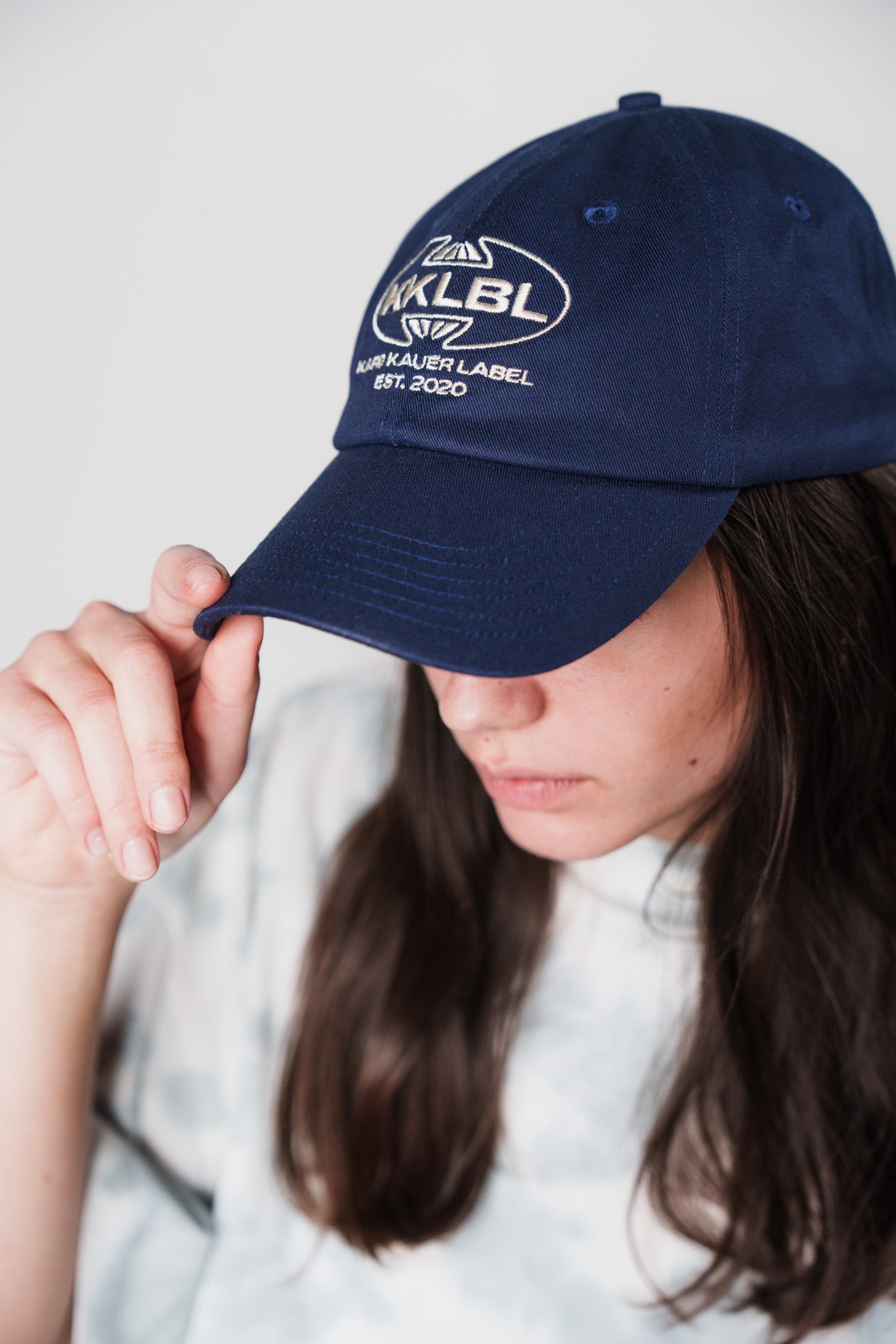 Frau mit Cap KKLBL Navy, Frontalansicht aus Out of the Blue Collection