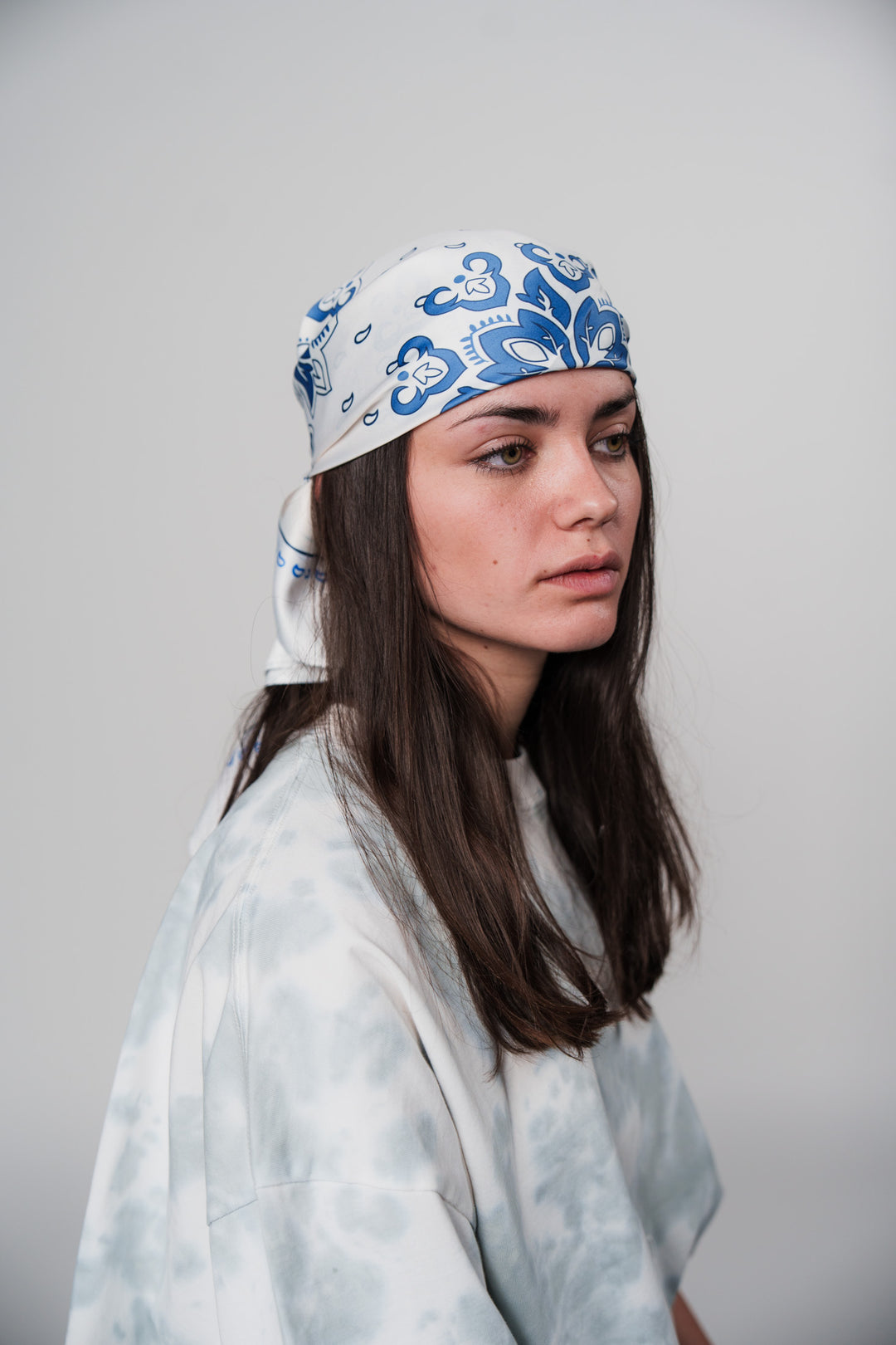 Frau mit blau-weißem Silky Scarf Navy Sand aus Out of the Blue Collection, seitliche Pose