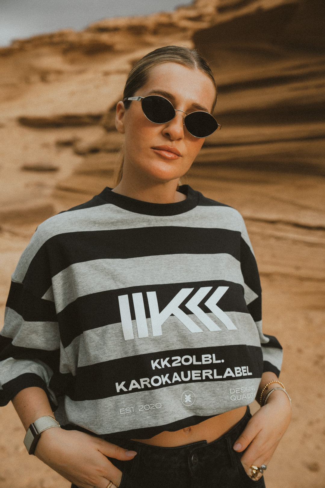 Frau im schwarz-grauen Streifen-T-Shirt mit KK Logo, Frontalansicht aus UNFILTERED Collection
