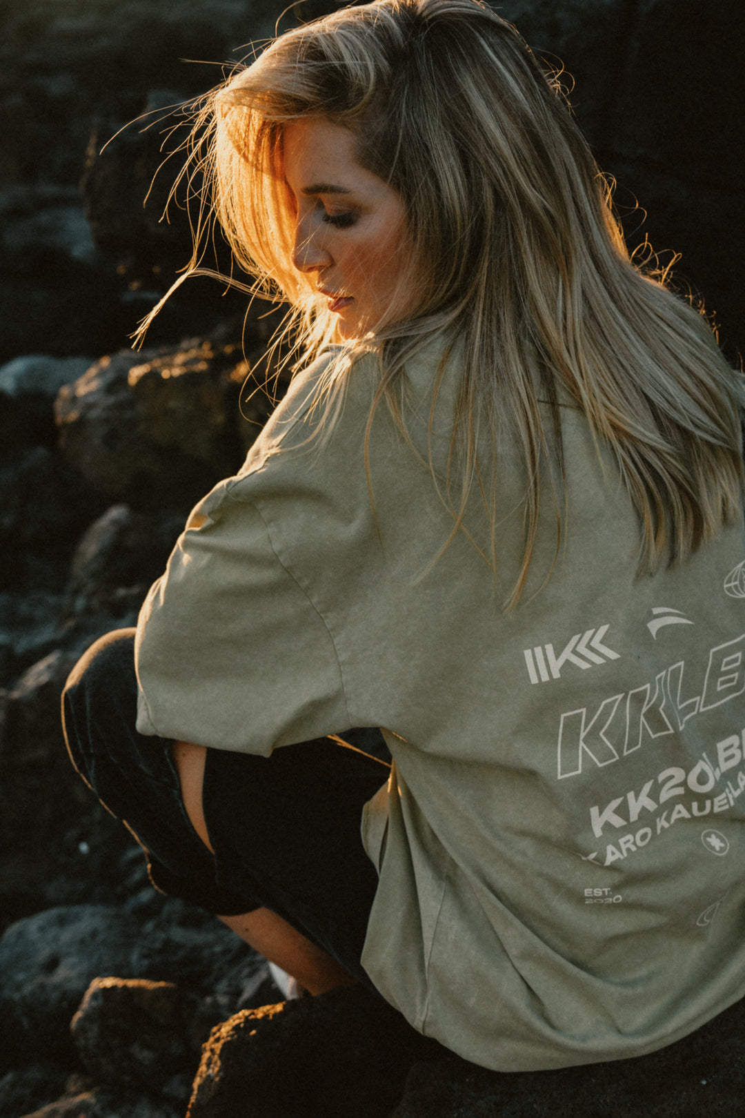 Frau im olivgrünen Oversized T-Shirt mit KK20LBL Print, seitliche Ansicht aus UNFILTERED