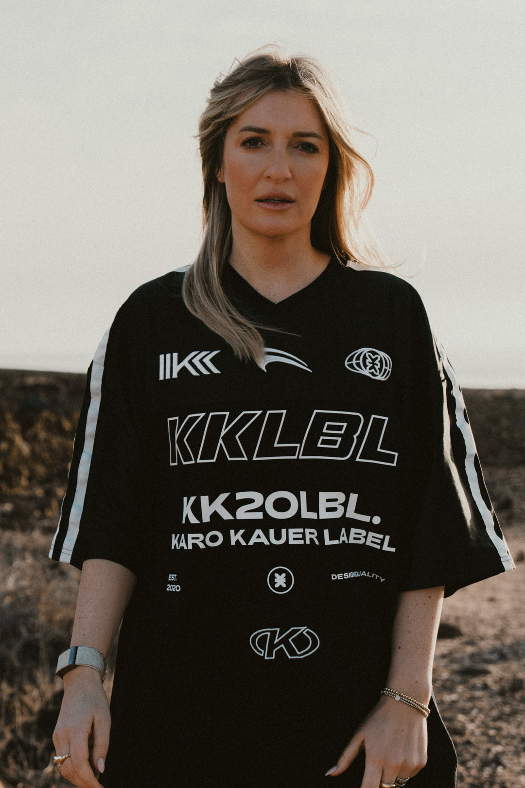 Frau im schwarzen Jersey T-Shirt mit KKLBL Print, Frontalansicht aus UNFILTERED