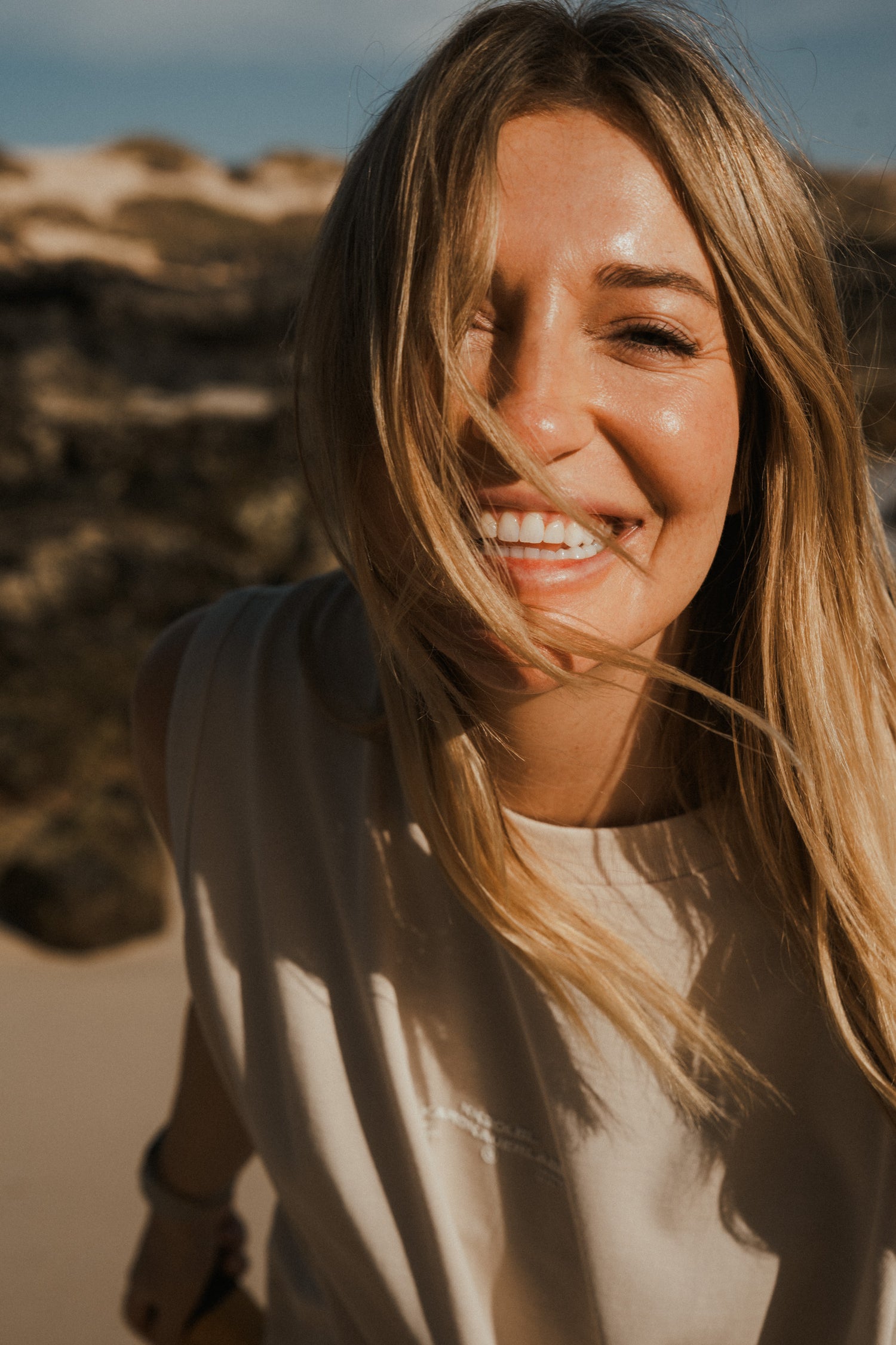 Frau im beigen Oversized Tanktop, Frontalansicht aus UNFILTERED Collection