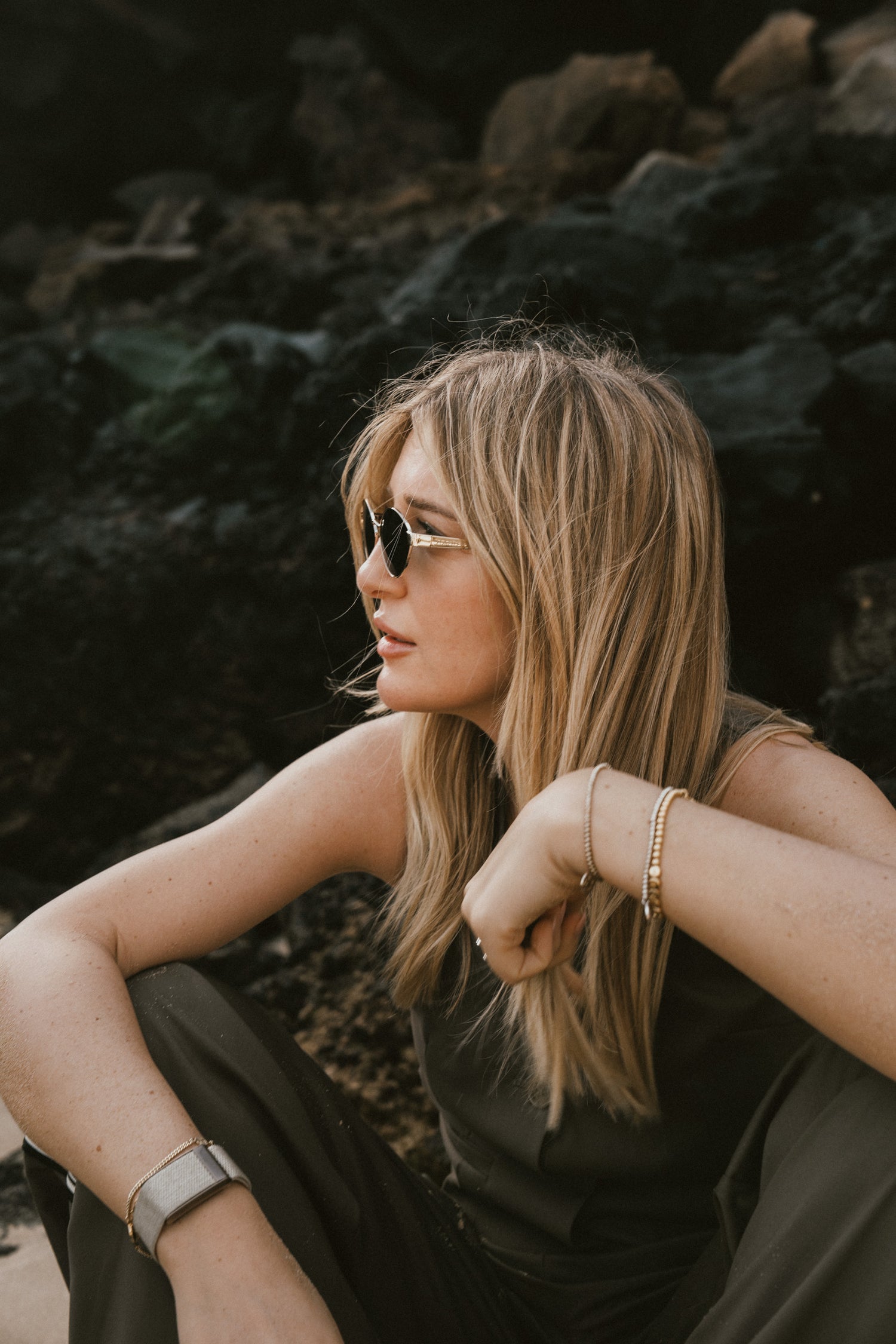 Seitliche Ansicht: Frau mit Sunglasses Retro Black aus The Sunnies 25 