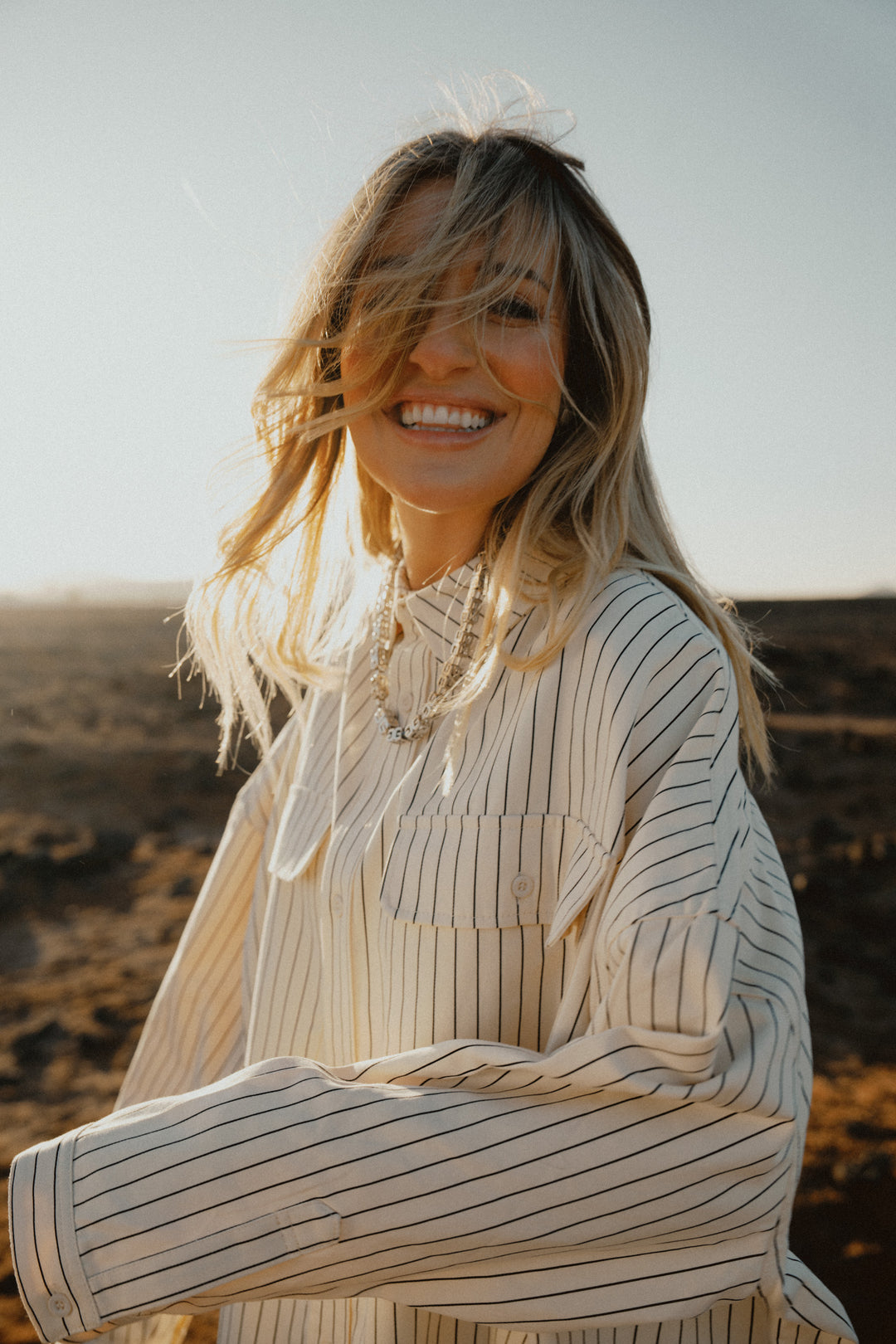 Frau in beige-schwarz gestreifter Oversized Bluse, Frontalansicht aus UNFILTERED
