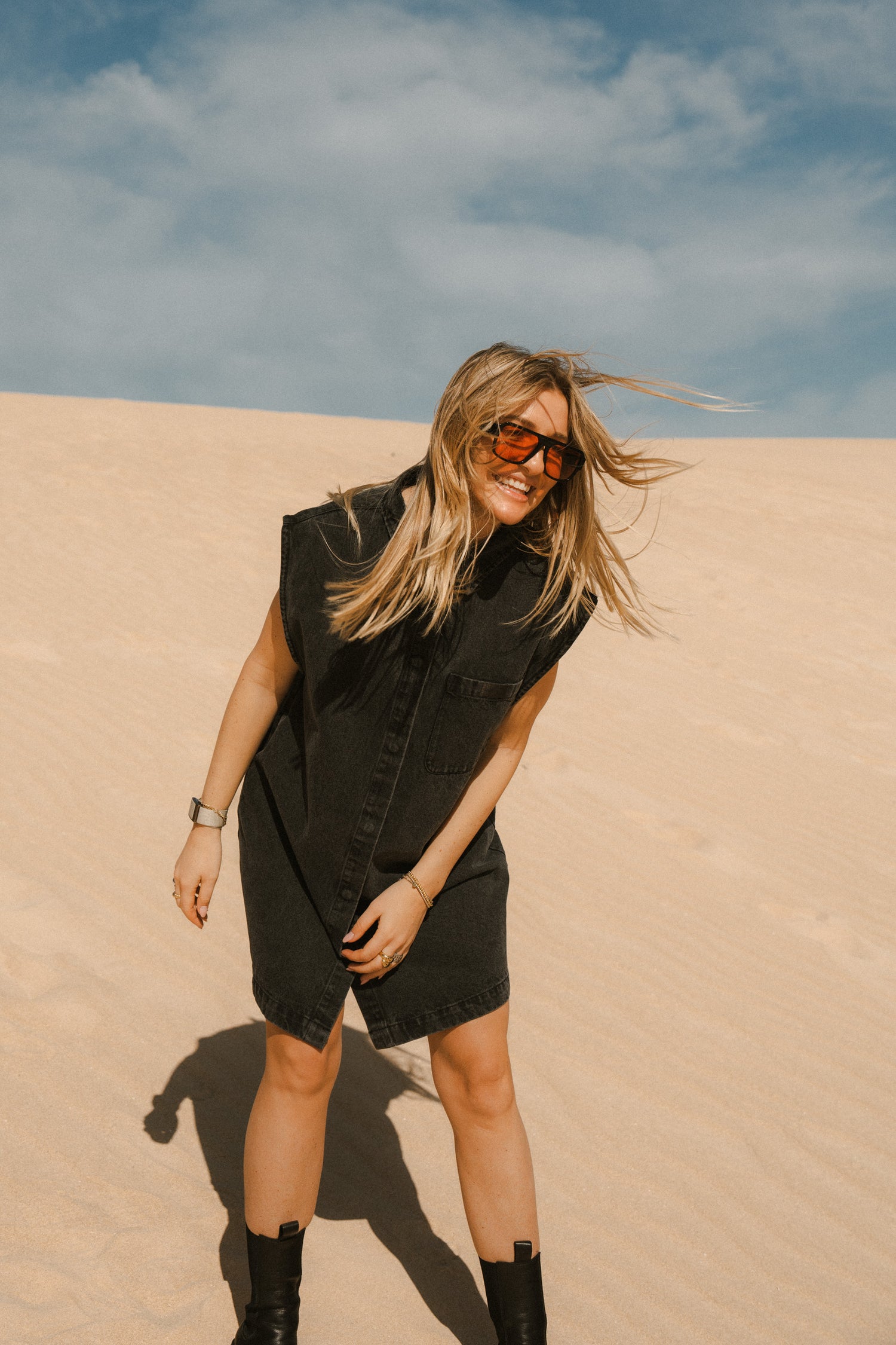 Frau im schwarzen Denim-Kleid,  Frontalansicht aus UNFILTERED Collection