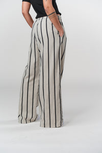 Detailaufnahme: seitliche Rückansicht Beige-schwarz gestreifte Woven Pants Striped Melange aus UNFILTERED 