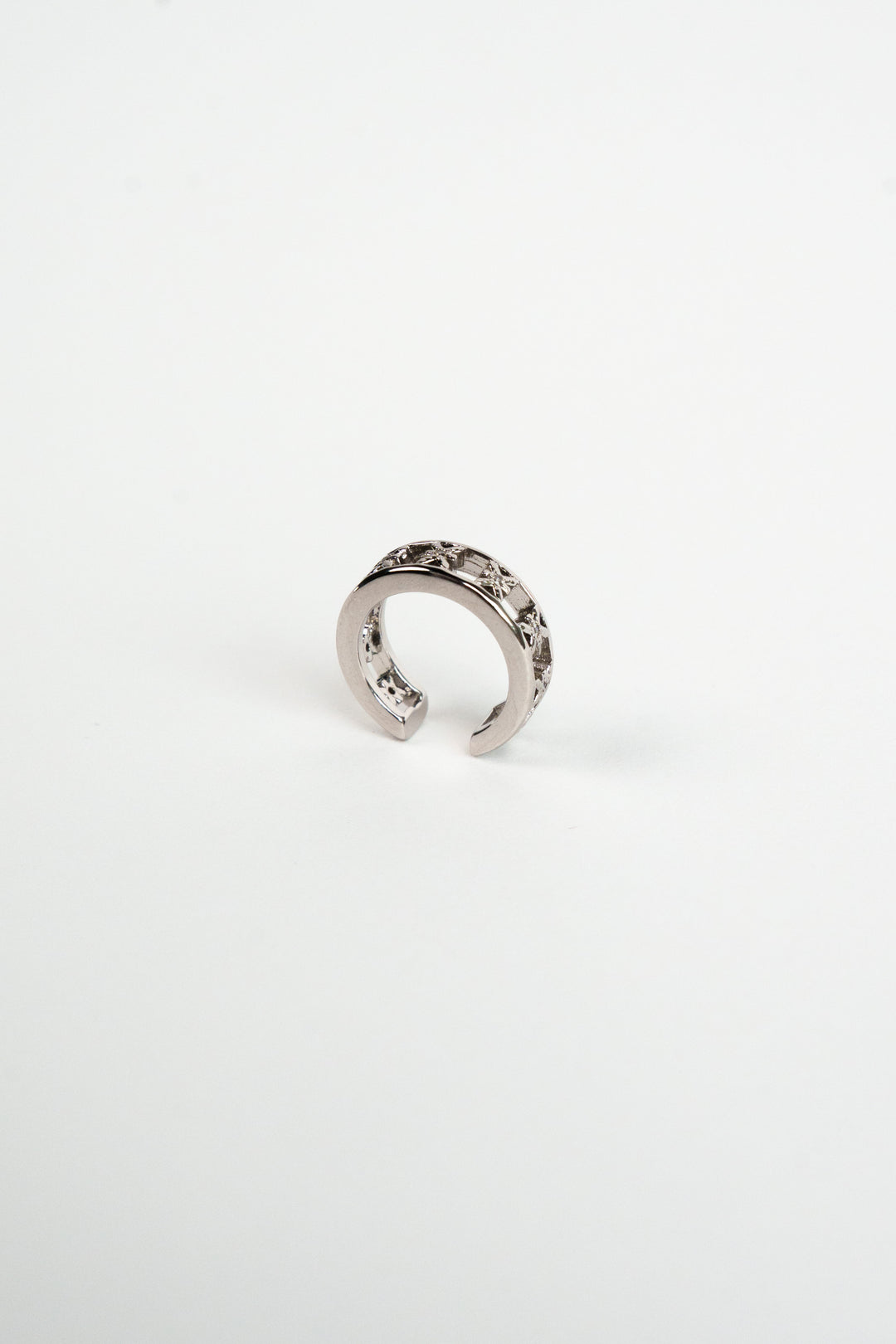 Produktaufnahme: Silberner Earcuff mit Logo-Muster aus The Escape Collection
