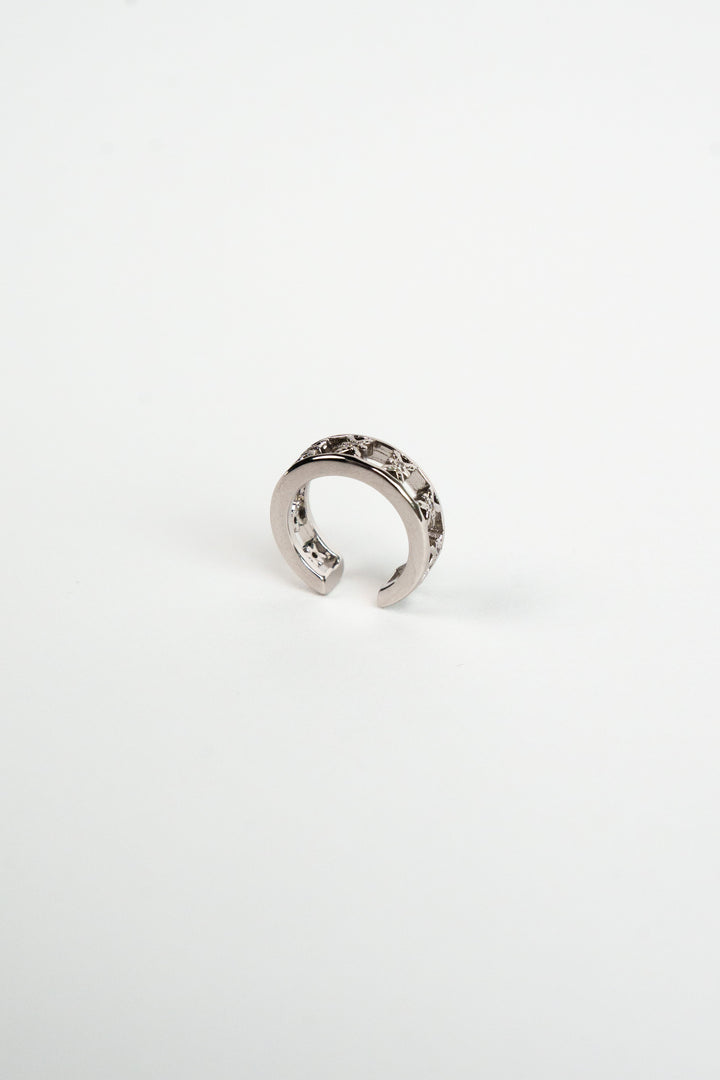 Produktaufnahme: Silberner Earcuff mit Logo-Muster aus The Escape Collection