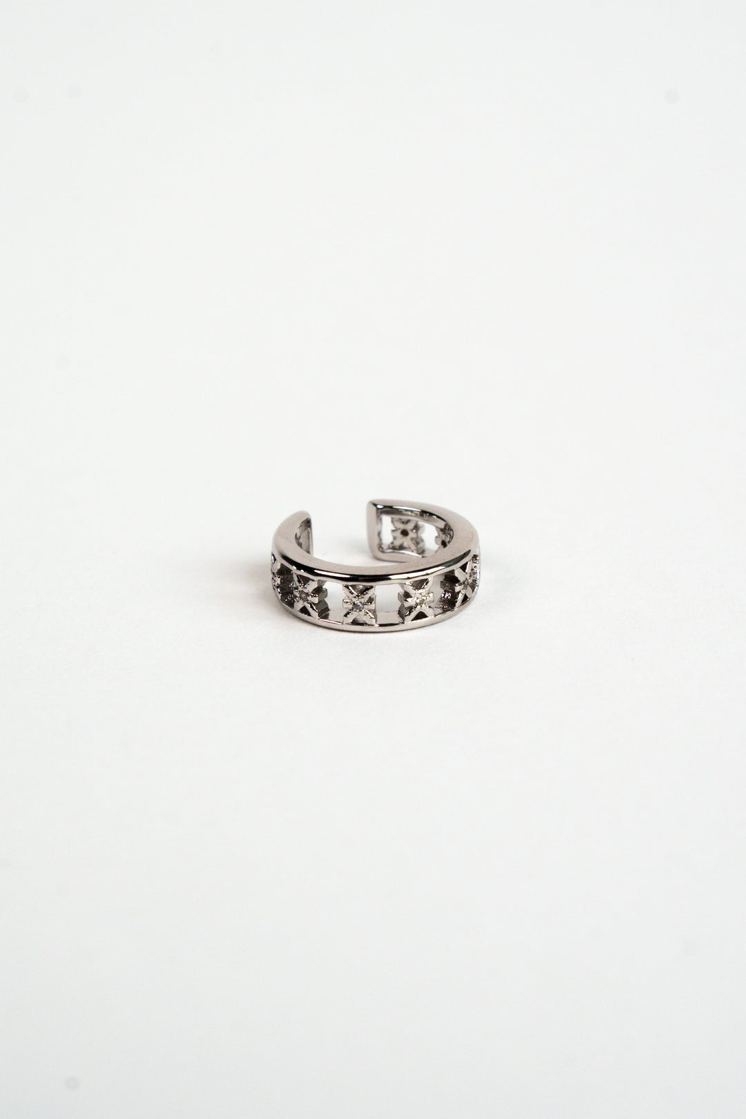 Produktaufnahme: Silberner Earcuff mit Logo-Muster aus The Escape Collection