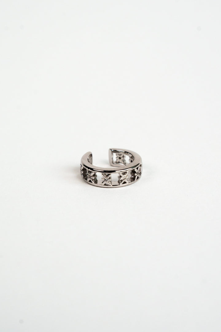 Produktaufnahme: Silberner Earcuff mit Logo-Muster aus The Escape Collection