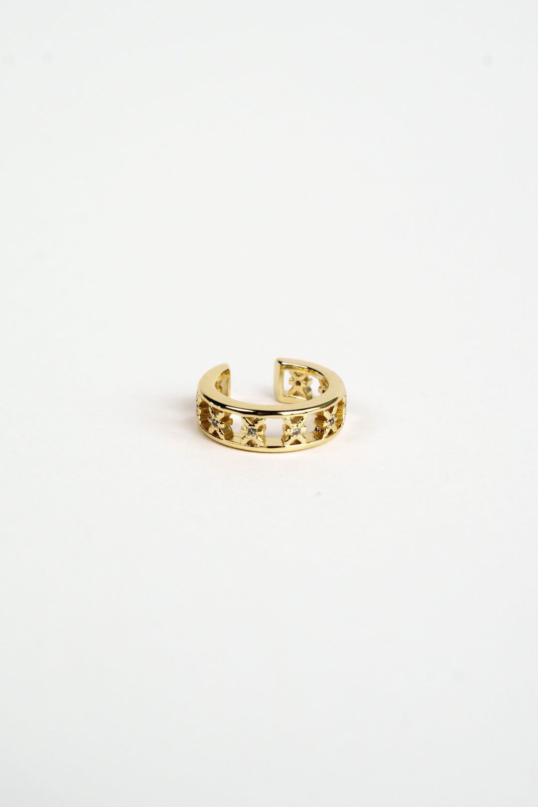 Produktaufnahme: Goldener Earcuff mit Logo-Muster aus The Escape Collection